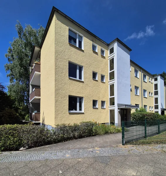 Ruhige und sonnige Wohnung mit 2,5 Zimmern und Balkon in Berlin-Buckow — photo 1